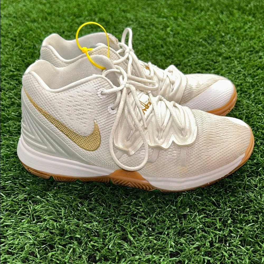 Nike Kyrie 5 GS Irish Sneakers Youth Size 2.5 White Metallic Gold AQ2458-170 EUC